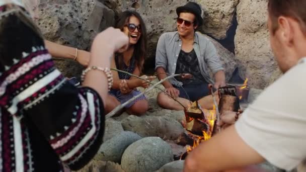 Les gens qui traînent à la plage autour du feu de camp — Video