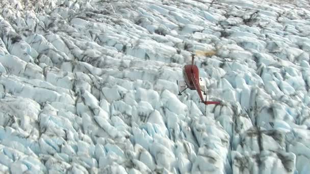 Helikopter en Alaska gletsjer — Stockvideo