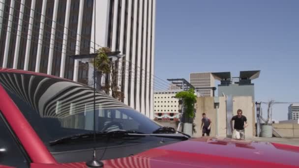 Voûte des coureurs sur la voiture dans le parking — Video