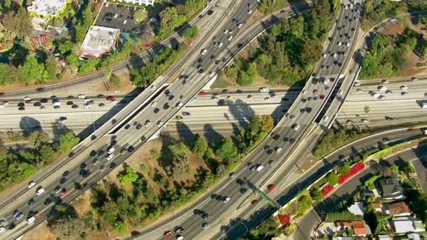 Intersección de autopista ocupada — Vídeos de Stock