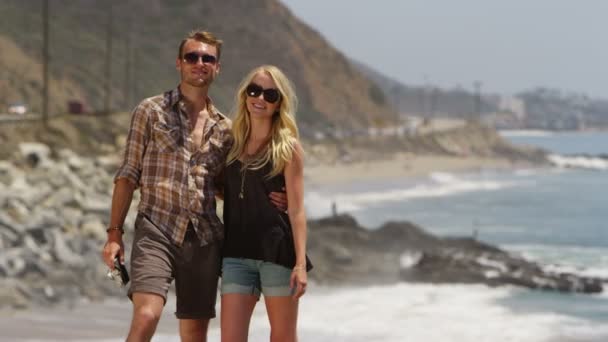 Para stoi przy plaży — Wideo stockowe