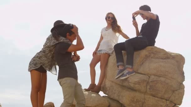 Mladí lidé na skalách — Stock video