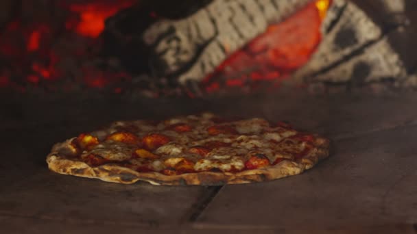 Cocinar pizza en un horno de ladrillo — Vídeo de stock