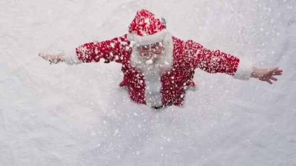 Santa playing in the snow — Stock Video