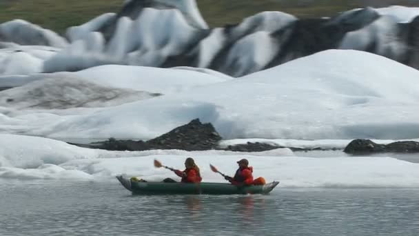 Caiaque por icebergs e geleira — Vídeo de Stock