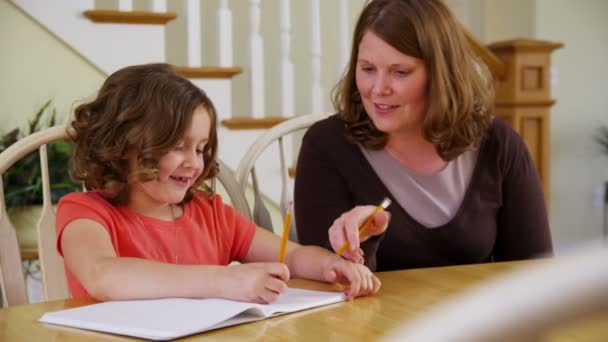 Mor hjälper dotter med läxor — Stockvideo