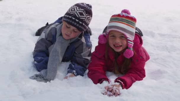 Niños jugando en la nieve — Vídeos de Stock