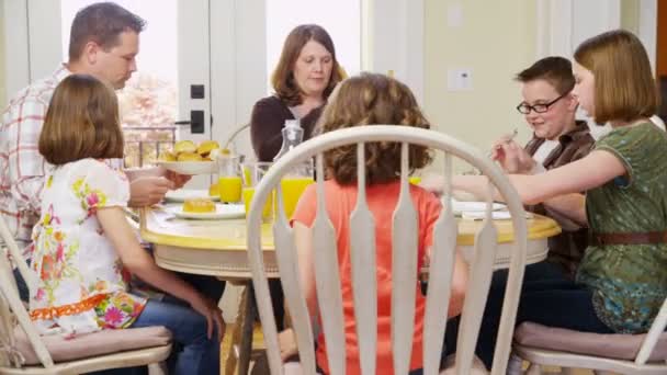 Familia cenando — Vídeo de stock