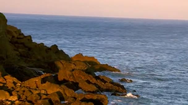 Ondas batendo em rochas — Vídeo de Stock