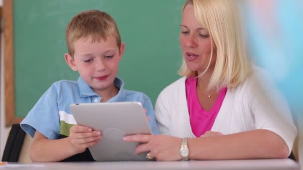 Profesor y estudiante usan tableta digital — Vídeos de Stock
