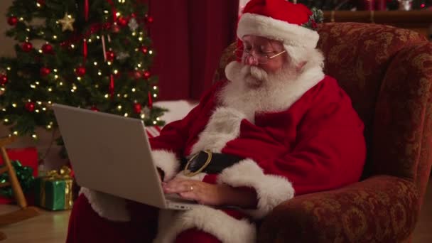 Papai Noel trabalhando — Vídeo de Stock