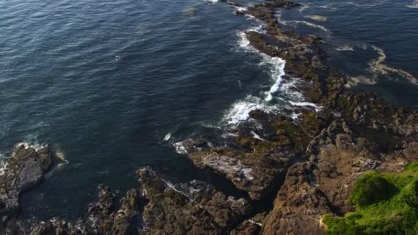 Вид на скелясту берегову лінію — стокове відео