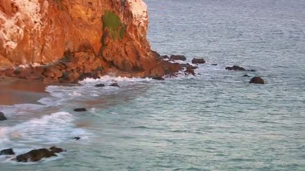 Waves crashing on rocks — Stock Video