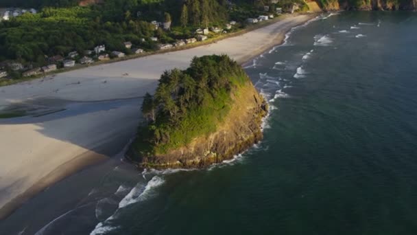 Luchtfoto van voorstel Rock — Stockvideo