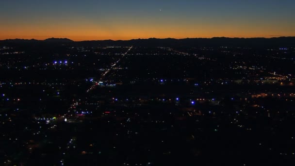 Cidade e trânsito ao entardecer — Vídeo de Stock