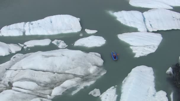 Kayak por icebergs y glaciares — Vídeos de Stock