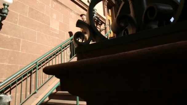 男人走下台阶 — 图库视频影像