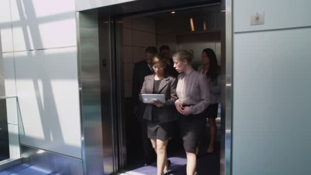 Ondernemers uit lopen van Lift — Stockvideo