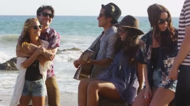 Jóvenes en la playa — Vídeos de Stock