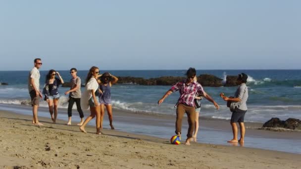 İnsanlar plajda top oynarken — Stok video