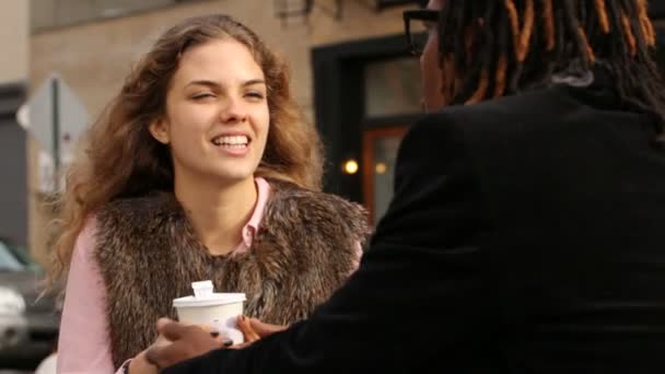 Casal jovem no Café ao ar livre — Vídeo de Stock
