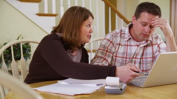 Ehepaar verärgert über Finanzen — Stockvideo