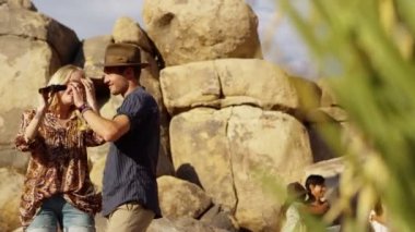 Dürbün ile arayan kişi