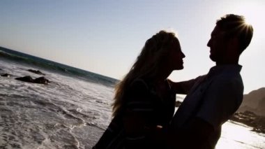 Kumsaldaki genç çift.