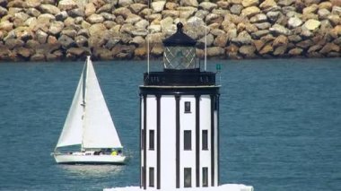 Yelkenli tekne ve deniz feneri