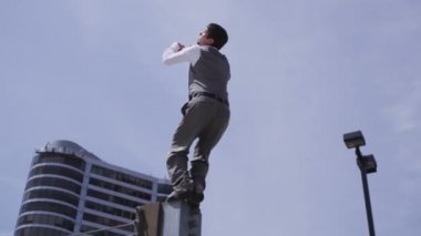 İşadamı ters parende yapıyor