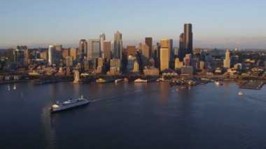 Feribot ve Seattle manzarası