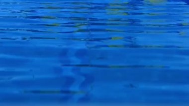 Yüzme havuzunda su dalgalanan