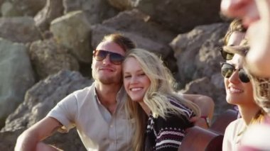 İnsanlar dışarı asılı kumsalda