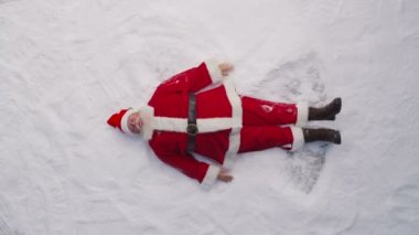 Noel Baba bir kar melek yapma