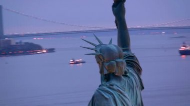 Özgürlük heykeli alacakaranlıkta