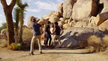 İnsanlar çölde fotoğraf yapma