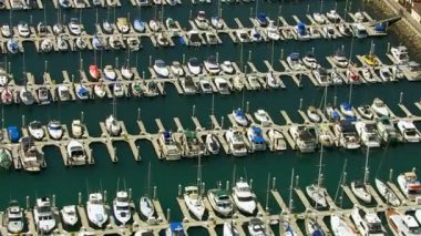 Yelkenli tekneler limana demirledi