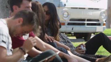 Parkta takılan insanlar