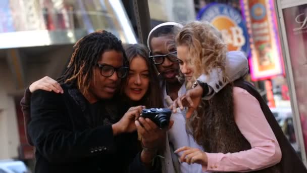 Groupe d'amis prenant des photos — Video