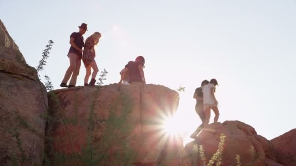 Jóvenes escalando rocas — Vídeos de Stock