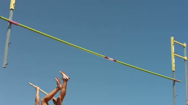 Leichtathletin im Stabhochsprung — Stockvideo