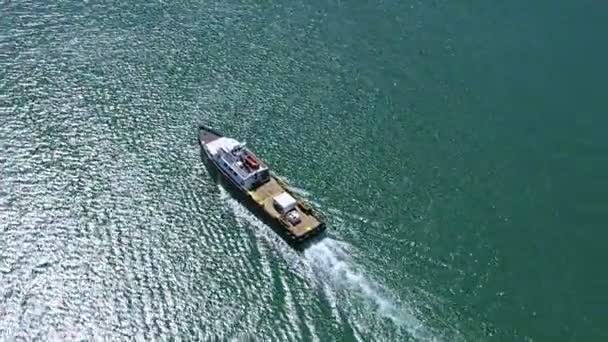 Okyanusta balıkçı teknesi — Stok video