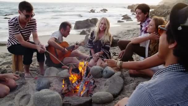 Люди висять на пляжі — стокове відео