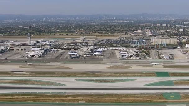 Luchtfoto van Lax airport — Stockvideo