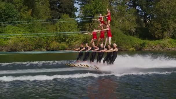 Stunt water skiërs — Stockvideo