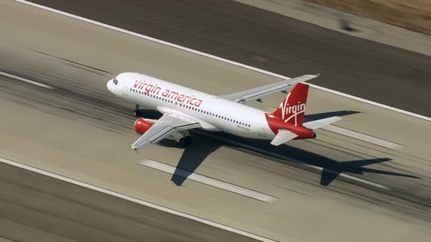 Leveszi a utasszállító repülőgép — Stock videók