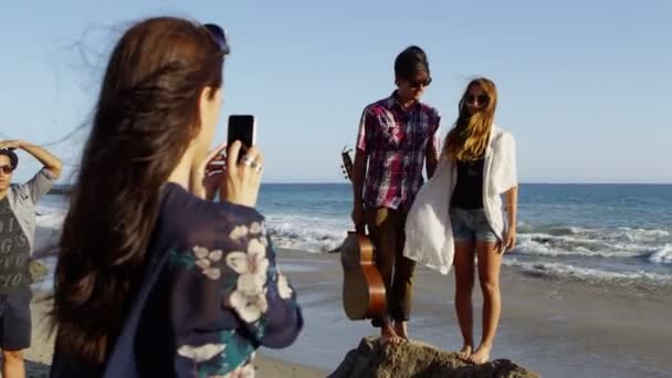 Молодежь на пляже — стоковое видео