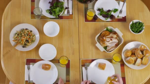 Comida en la mesa — Vídeos de Stock