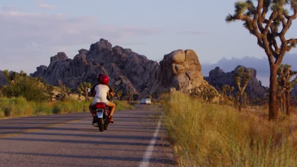 Motocicleta en carretera — Vídeos de Stock