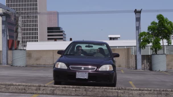 İşadamları arabanın üzerinden atlamak — Stok video